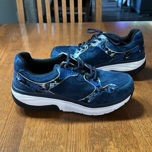 NWOT Gravity Defyer Silvant Blue Suede & Leather Size 7.5 Athletic/Casual Shoes